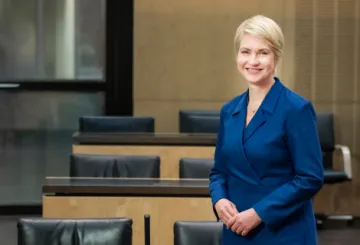 Manuela Schwesig vor mehreren Tischen im Bundesrat.