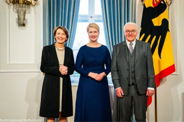 Bundespräsident Frank-Walter Steinmeier und seine Frau Elke Büdenbender mit Ministerpräsidentin Manuela Schwesig in ihrer Mitte