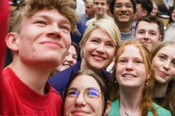 Jugendliche gucken mit Manuela Schwesig in die Kamera zu einem Selfie