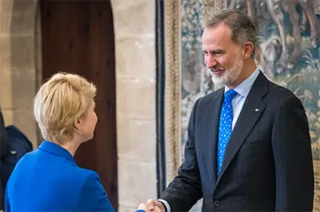 Schwesig rechts schüttelt König Felipe VI. links die Hand.